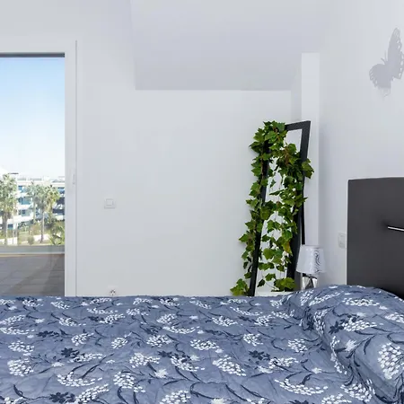 Victoria Sunny Flat With Sea And Pool View